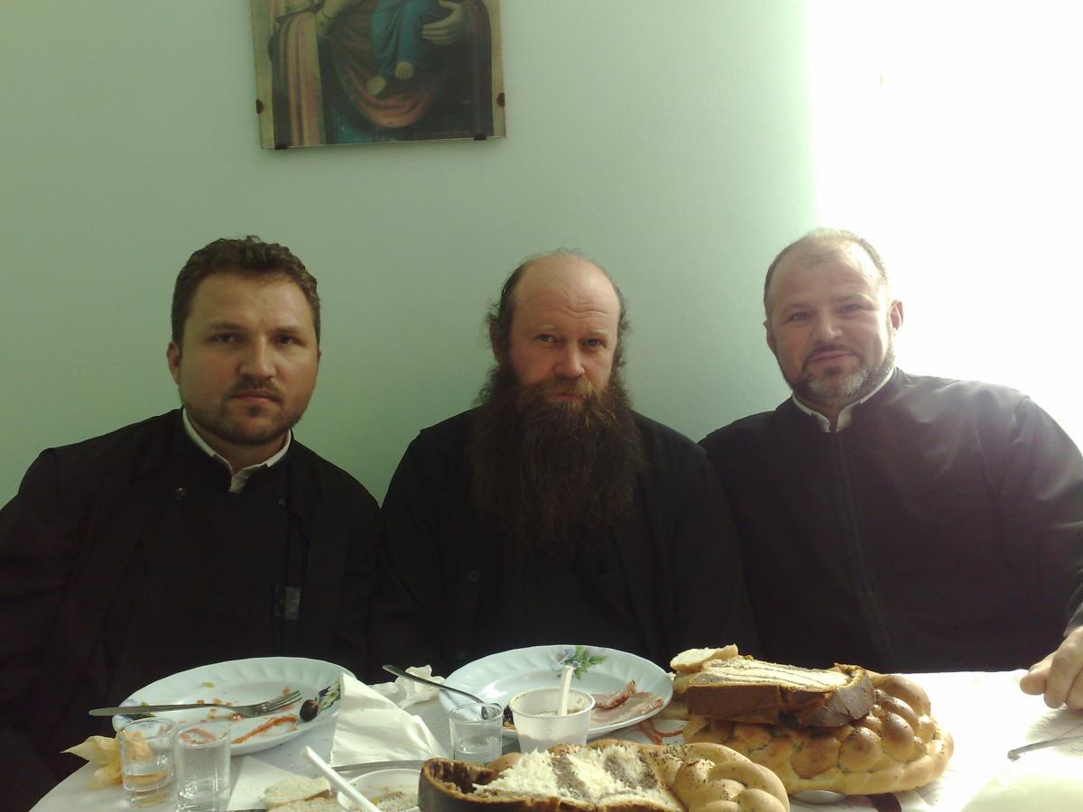 Impreuna cu Pr. Mihai Bruma de la parohia Dolhesti si P.Cuv. Pr. protos. Foca Simeon - staretul de la Schitul Bradicesti
